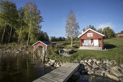 Image de Wonderful holiday home right on the lake with sauna, WiFi and wilderness pool (rentable)