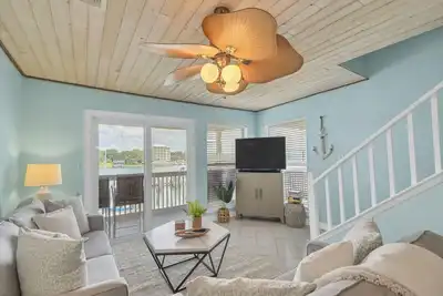 Image de Waterfront views! 3 Br Walk to beach, Pool, Dock