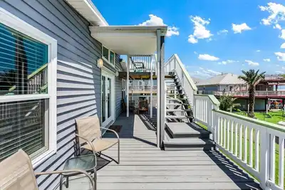 Image de Blue Breeze ~ smell the ocean air from either patios!