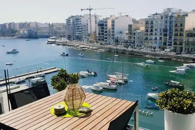Image de Splendid Seaside Retreat on Spinola Bay