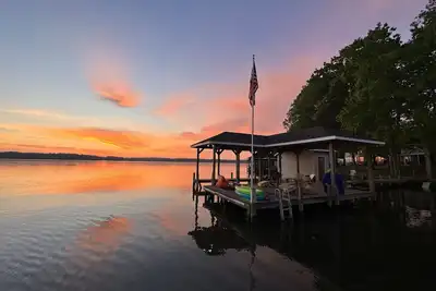 Image de Ultimate Family Lakehouse- wide water views!