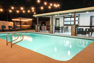 Image de Sundown@OldTown - Cabana - Pool - Indoor Outdoor Bar - Yard Games - Game Room