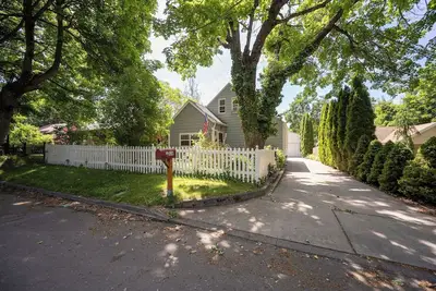 Image de Summertime, and the livin's easy! Enjoy it  in  Downtown Coeur d’Alene!