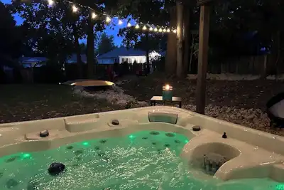 Image de Hot Tub & Theater! Sleeps up to 10, Short walk to all the local favorites