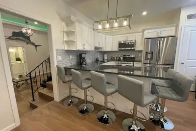 Image de Arctic House- Walk to the Casinos, Outlets and More!
