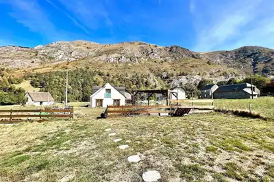 Image de Maison à la montage, entre pistes et randonnées.