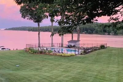 Image de Enjoy a Lake Toxaway Escape at 3 bedroom lakefront condo.