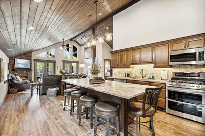 Image de Uncompromising luxury, comfort & convenience just outside Glacier National Park.