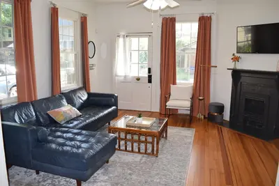 Image de New! Sunny & Spacious - Walk to Usc Games & More!