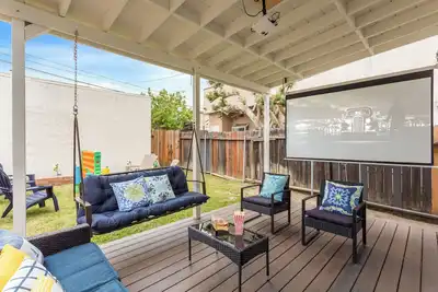 Image de Seaside Serenity: Beach House with Outdoor Cinema