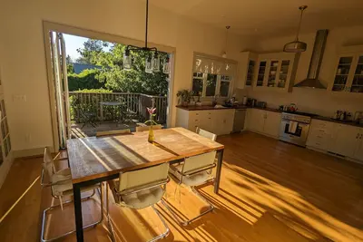 Image de Beautifully appointed house and garden only 10 minutes walk from the plaza
