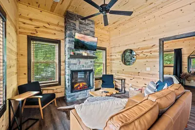 Image de Luxury Cabin in Smokies - Hot tub, Game room