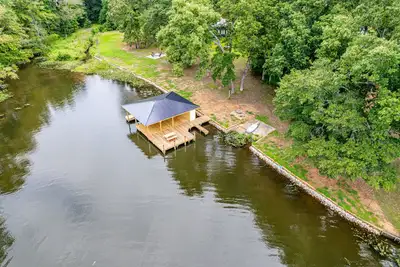 Image de Serene Cove at Lake Sinclair on 4+ acres with Covered Deck & Covered Dock