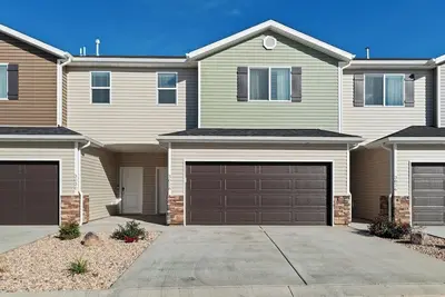 Image de Bring the Whole family - 3 townhomes side by side!