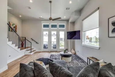 Image de Stunning & Cozy 3 story home in Houston!