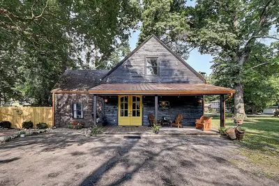 Image de Black Barn Indy-Secluded Suburban Retreat! 10 minutes from downtown!