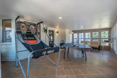 Image de Welcome to the Den - home near beach with arcade!