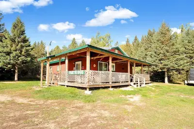 Image de 3 bedroom camp w\/ direct snowmobile\/Atv trail access! 15 min to Sugarloaf!