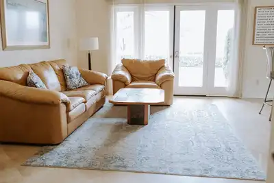 Image de Beach and Racetrack Hideaway! Beautiful home in a safe gated Del Mar community.