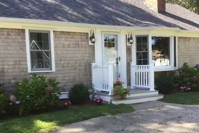 Image de Cape Cod Getaway. Close to beaches, shops, and entertainment.