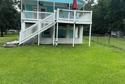 Image de Lakefront Home with Huge Dock for Fishing \/ located close to Booger Bottom Cafe