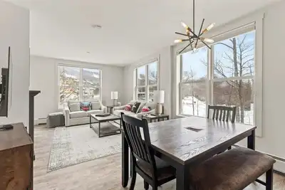 Image de Completely updated 2bd/2br. Walk to Lift & Village. Heated Pool. Gorgeous Views.
