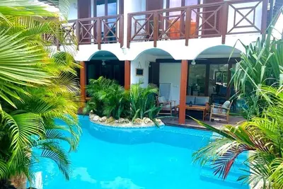 Neues Tropisches Haus Mit Pool Dupliziert