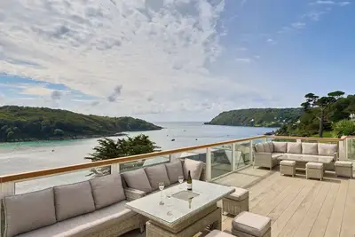 Luxury home with sea views & Spa passes. Parking & huge balcony