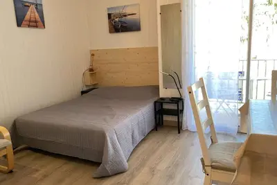 Image de Studio rénové avec balcon, proche parc, WiFi, lave-linge, Balaruc-les-Bains