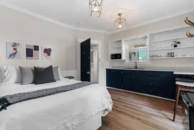 Studio 2 ~ Private Bdrm, Minimalistic Feel