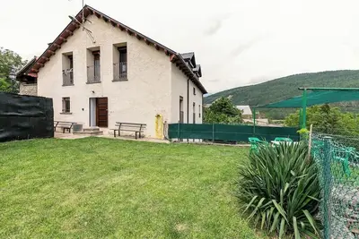 Casa Luis: Apartamento con Jardín Privado en los Pirineos
