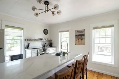 Image de Cozy 1+ Bedroom Haven with Charm and is a block from downtown!