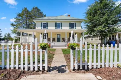 Image de Brevard Bliss Downtown Brevard 1900s farmhouse w/free Biltmore Pass