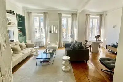 Image de Cet Appartement Offre une Grandeur et Élégance Parisienne au Coeur du 9eme!