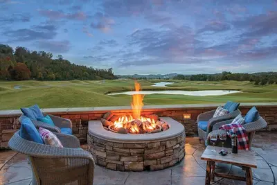 Image de 2 Bedroom Condo w/ Pool View, Sleeps 8, Waterpark Passes, Great Smokies Lodge! !