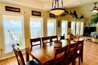 Image de Wake Up to a Beautiful View! 3bdrm, 2 bath. Private Fishing Pier.