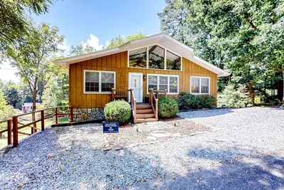 Image de Renovated mtn-view home with grill, outdoor pool, golf, gym, fireplace, tennis