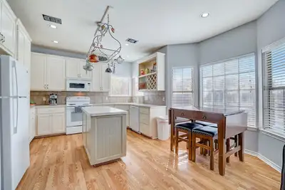 Image de Updated dog-friendly charmer with expansive yard, full kitchen, W\/D, and Ac