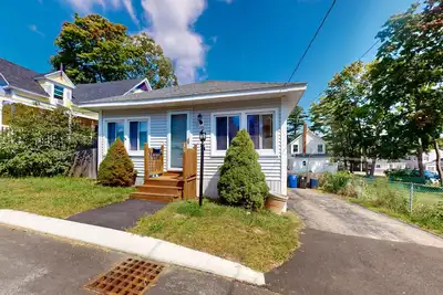 Image de Dog-friendly cottage with deck & porch - walk to the beach, pier & town