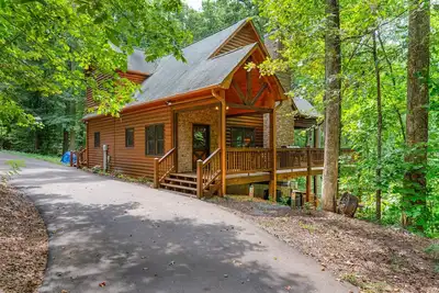 Image de Secluded mtn-view cabin with private hot tub, fireplaces, firepit, grill, deck