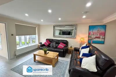 Image de Addlestone Gorgeous Three Bedroom House