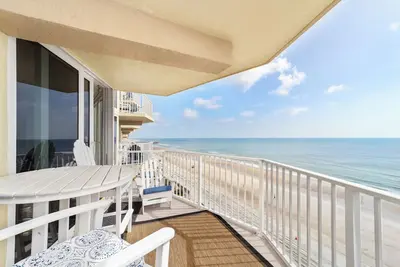 Image de Aug - Oct Sale! Stunning Oceanfront King Ste 2Bd2BA Pool NoDrive Beach ShoreClub