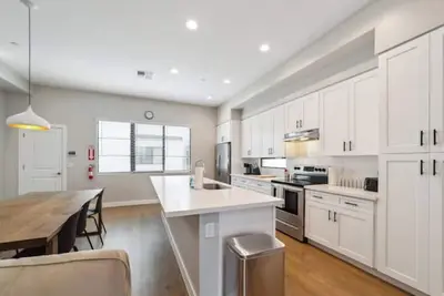 Image de The stylish 3 bedroom townhouse. Family sized with 3. 5 bathrooms &Pet friendly.