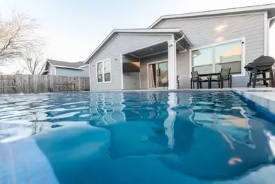 Image de 4br/3bh Private Pool: 5m Airport & F1 & 2500 Sq. ft