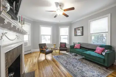 Image de Vibrant and stylish pet-friendly 2 Br apt w/king bed, downtown w/parking!
