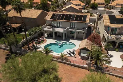Image de Legacy Golf Frontage Luxury Home\nHTD Pool/Spa, Bbq \nFirePit, Sundeck, 10 min Strip!