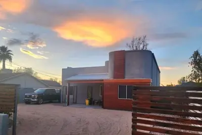 Image de Modern Industrial House + Guesthouse in Midtown