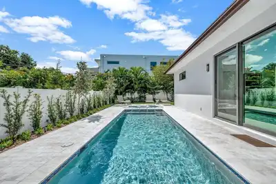Image de Brand new luxury Villa close to beaches and downtown!