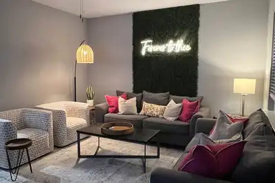 Image de Location! 1 mile from William Brice Stadium - Close to Campus! Close to It All!