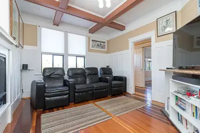 Image de Beautiful character home and yard in central Victoria.